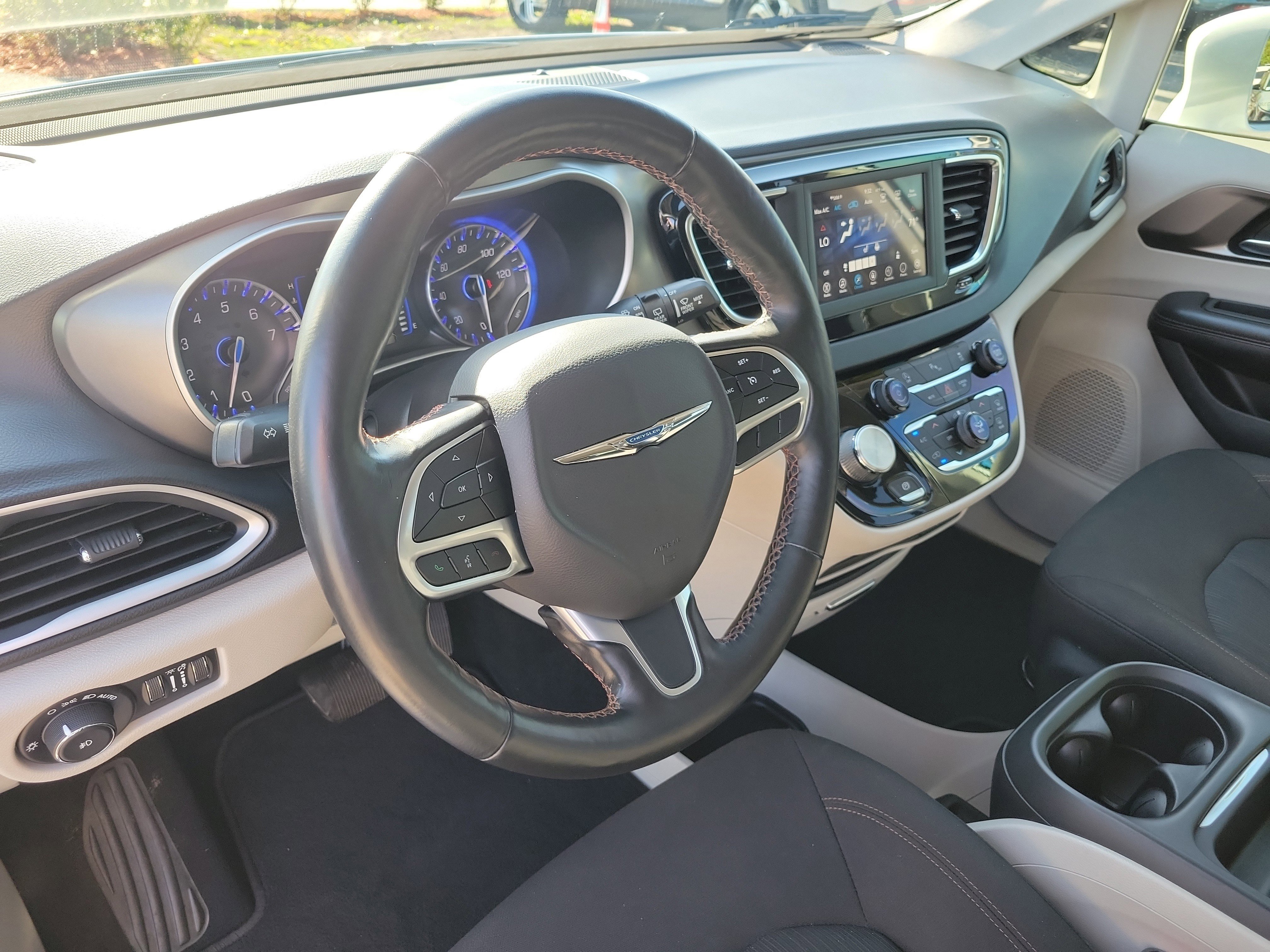 Used 2020 Chrysler Pacifica Touring w/ Cold Weather Group FWD image 22