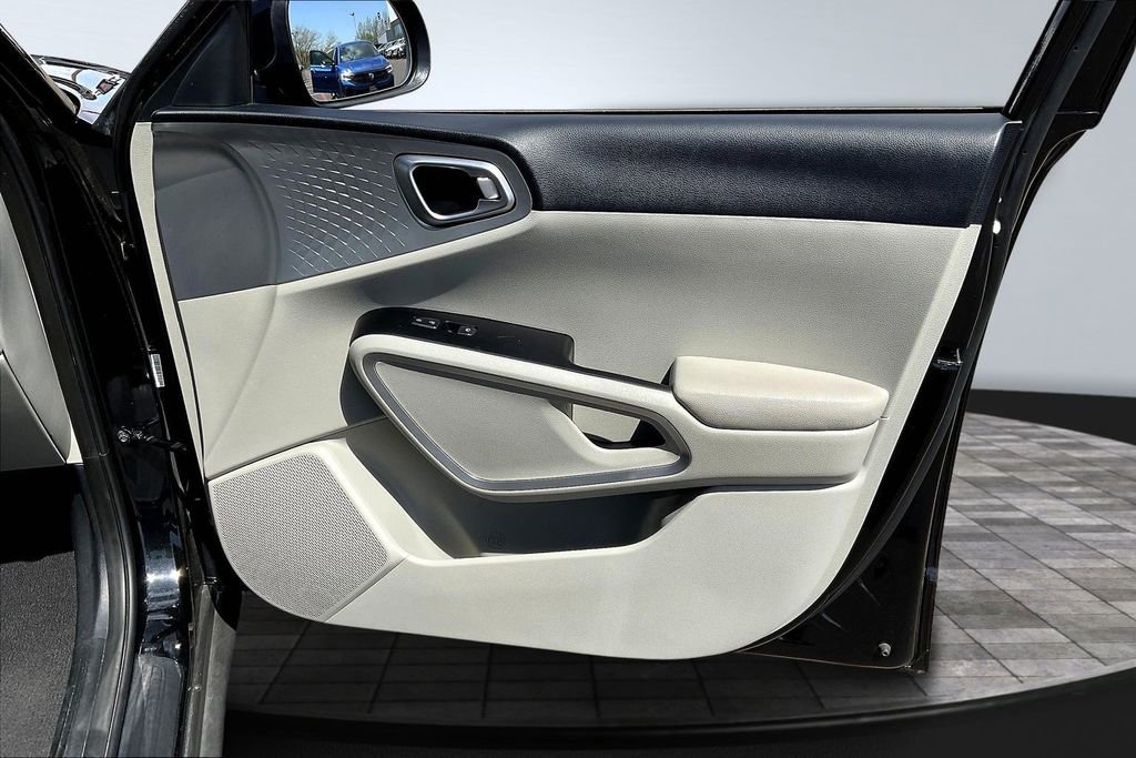 Used 2025 Kia Soul LX w/ LX Technology Package FWD image 27