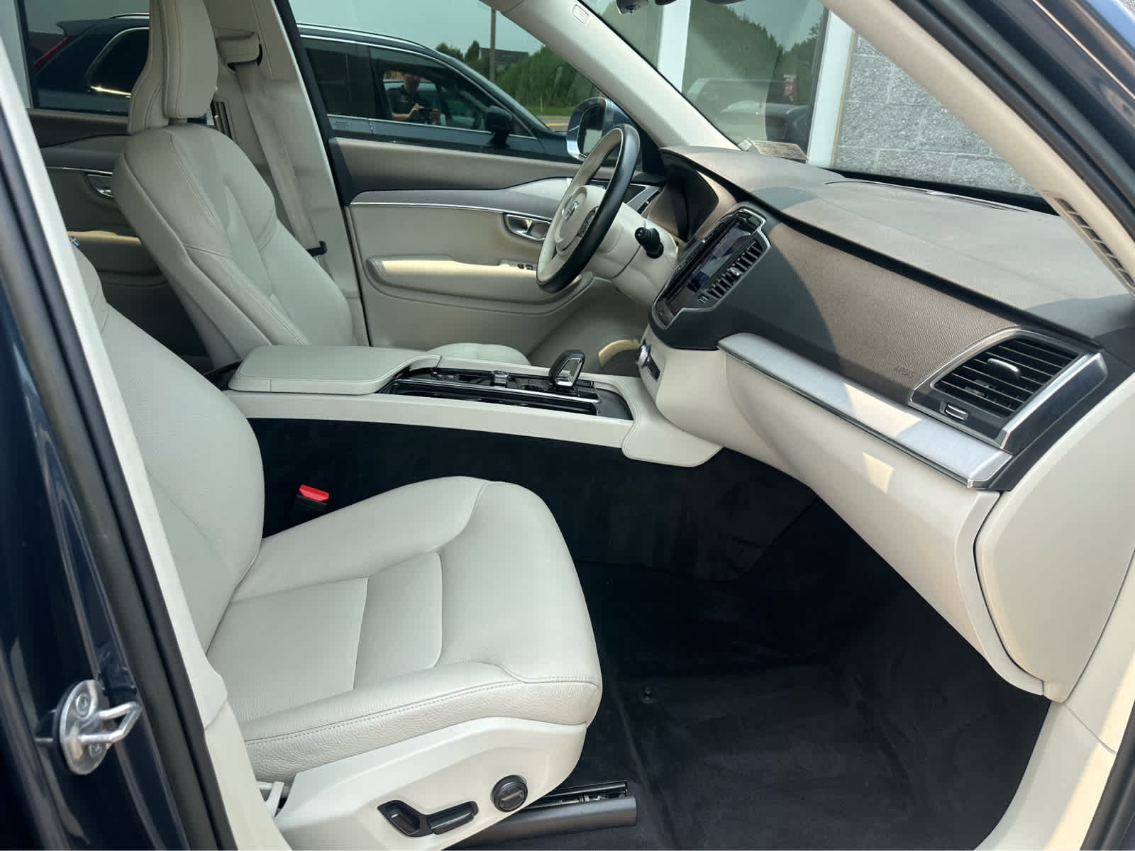 Used 2023 Volvo XC90 B5 Core w/ Protection Package Premier AWD/4WD image 15