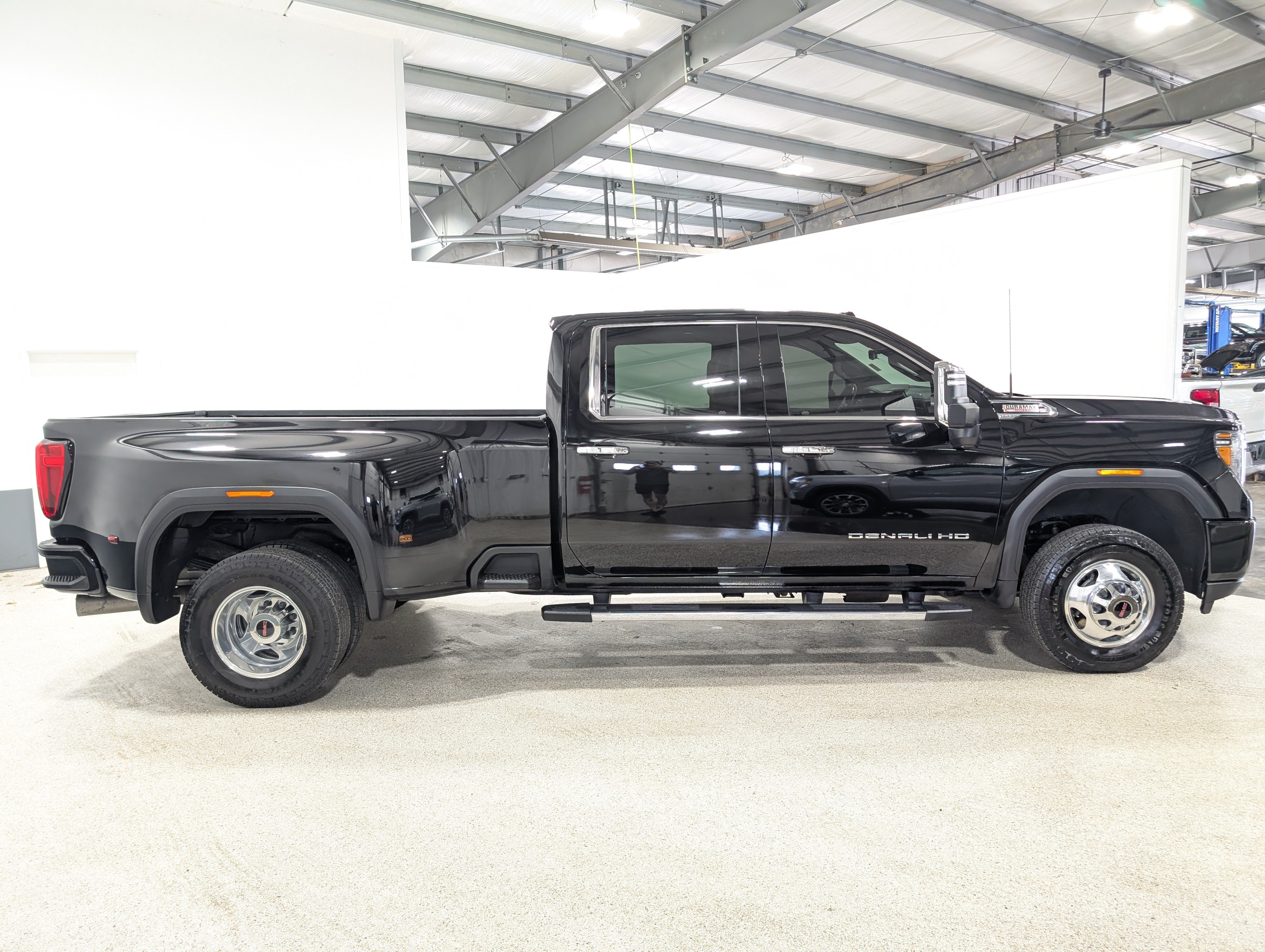 Used 2022 GMC Sierra 3500 Denali w/ Denali Ultimate Package AWD/4WD image 2