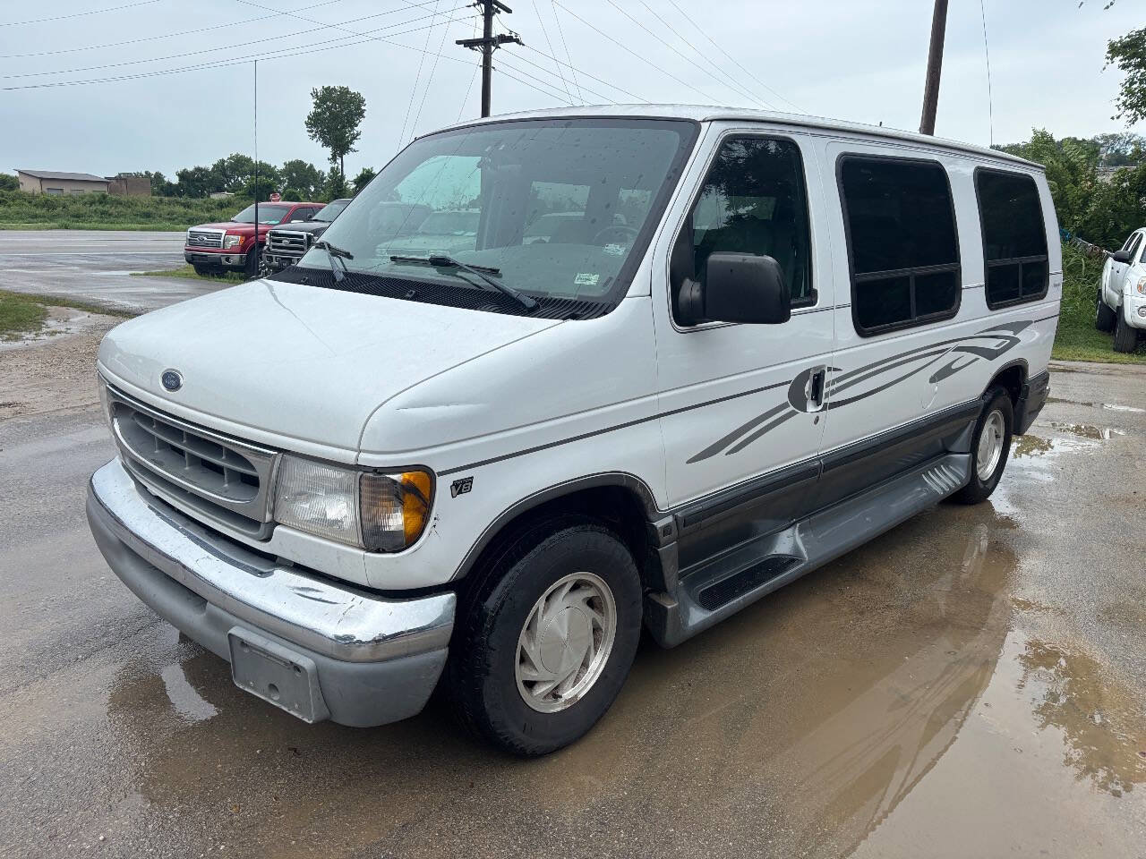 Used 2000 Ford E-150 and Econoline 150 image 1