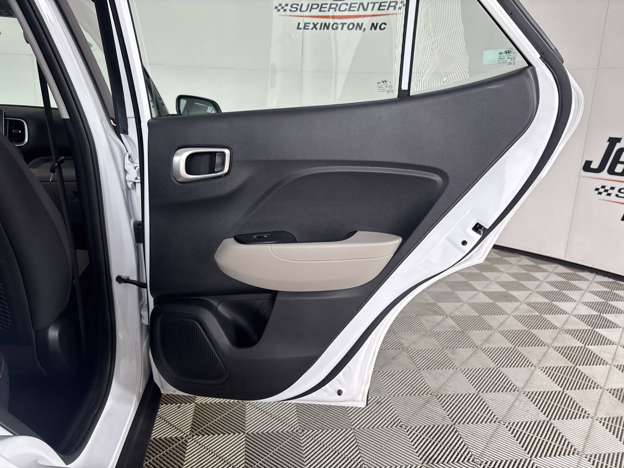 Used 2025 Hyundai Venue SEL FWD image 27