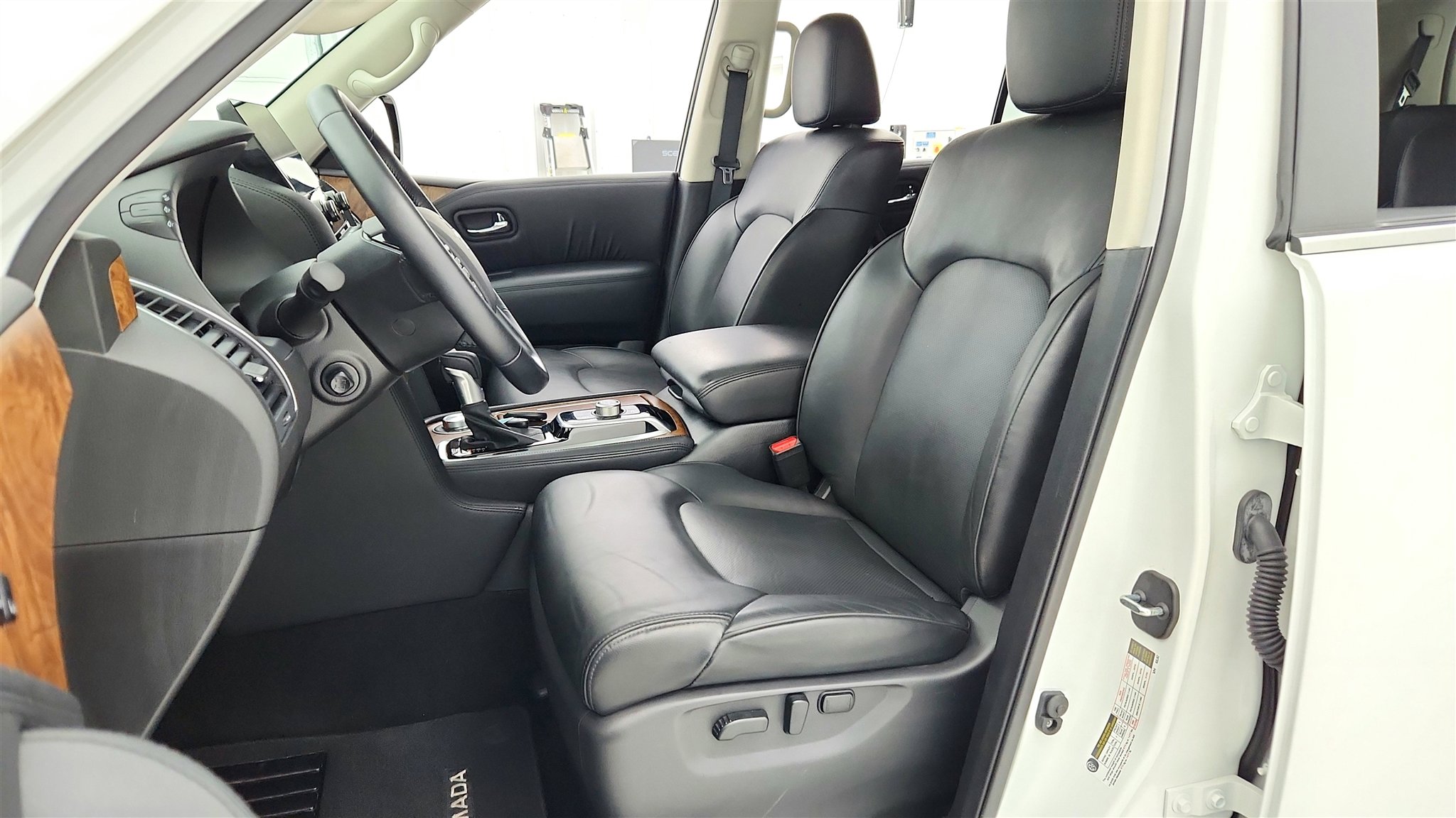 Used 2024 Nissan Armada SL w/ Captain's Chairs Package image 10