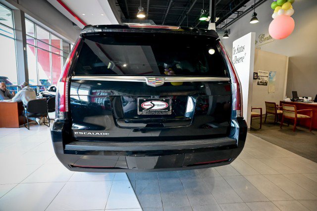 Used 2018 Cadillac Escalade ESV Luxury AWD/4WD image 6