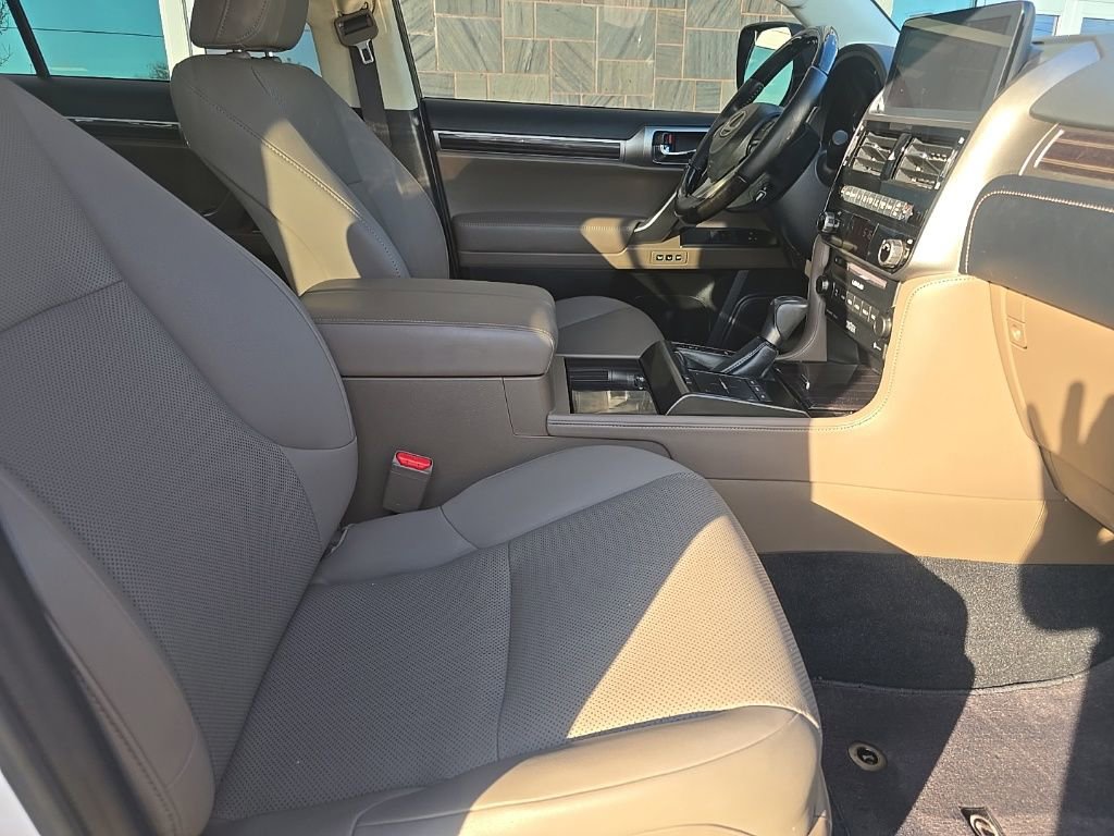 Used 2023 Lexus GX 460 Premium w/ Accessory Package image 34