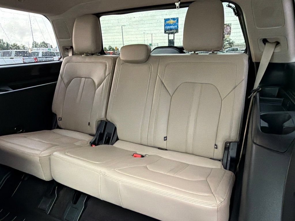 Used 2023 Ford Expedition Limited AWD/4WD image 16