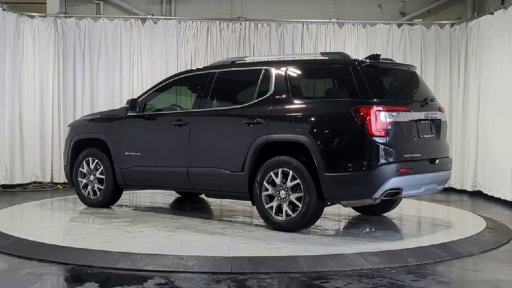 Used 2022 GMC Acadia SLT w/ LPO, Floor Liner Package image 8