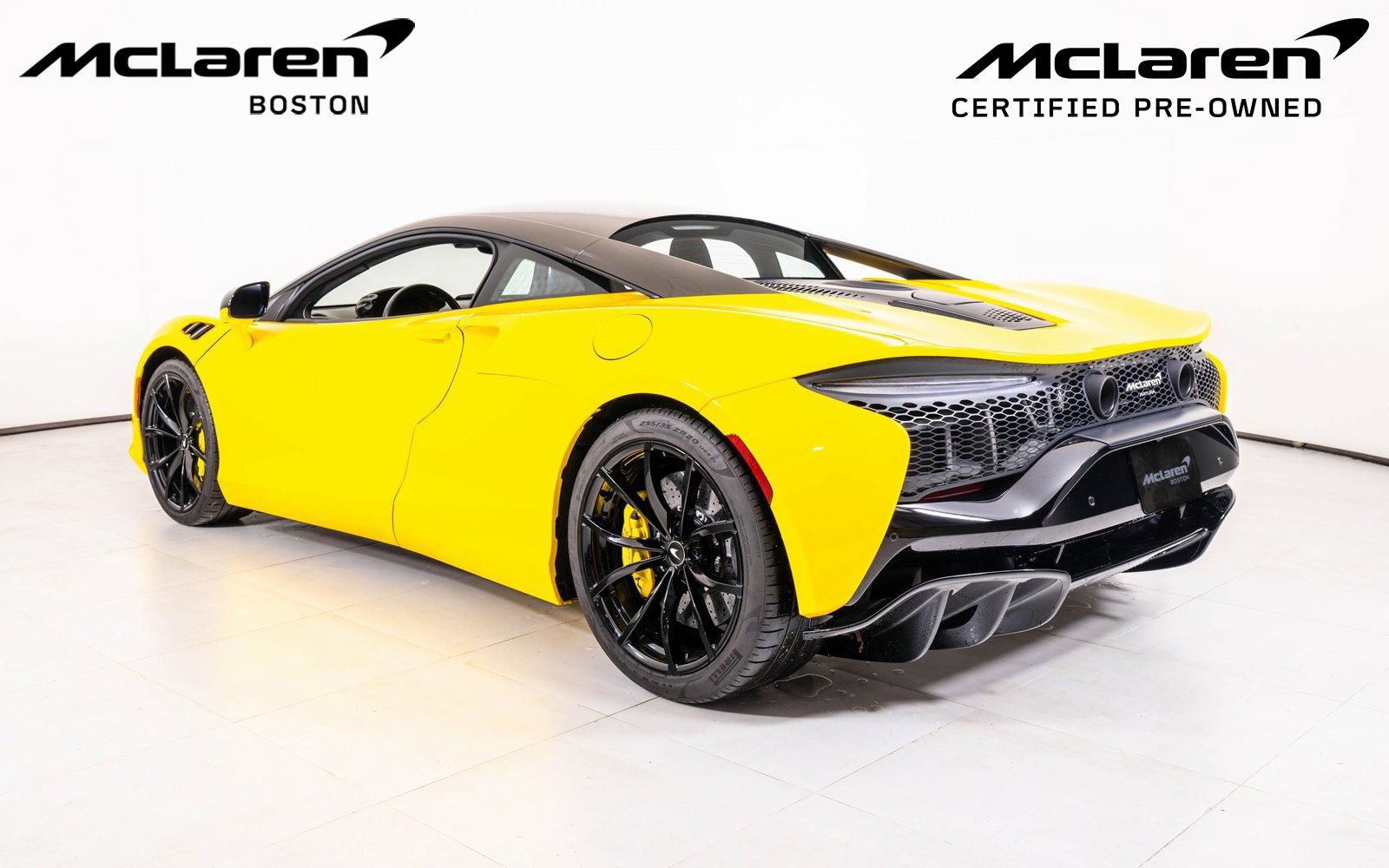 Used 2023 McLaren Artura RWD image 3