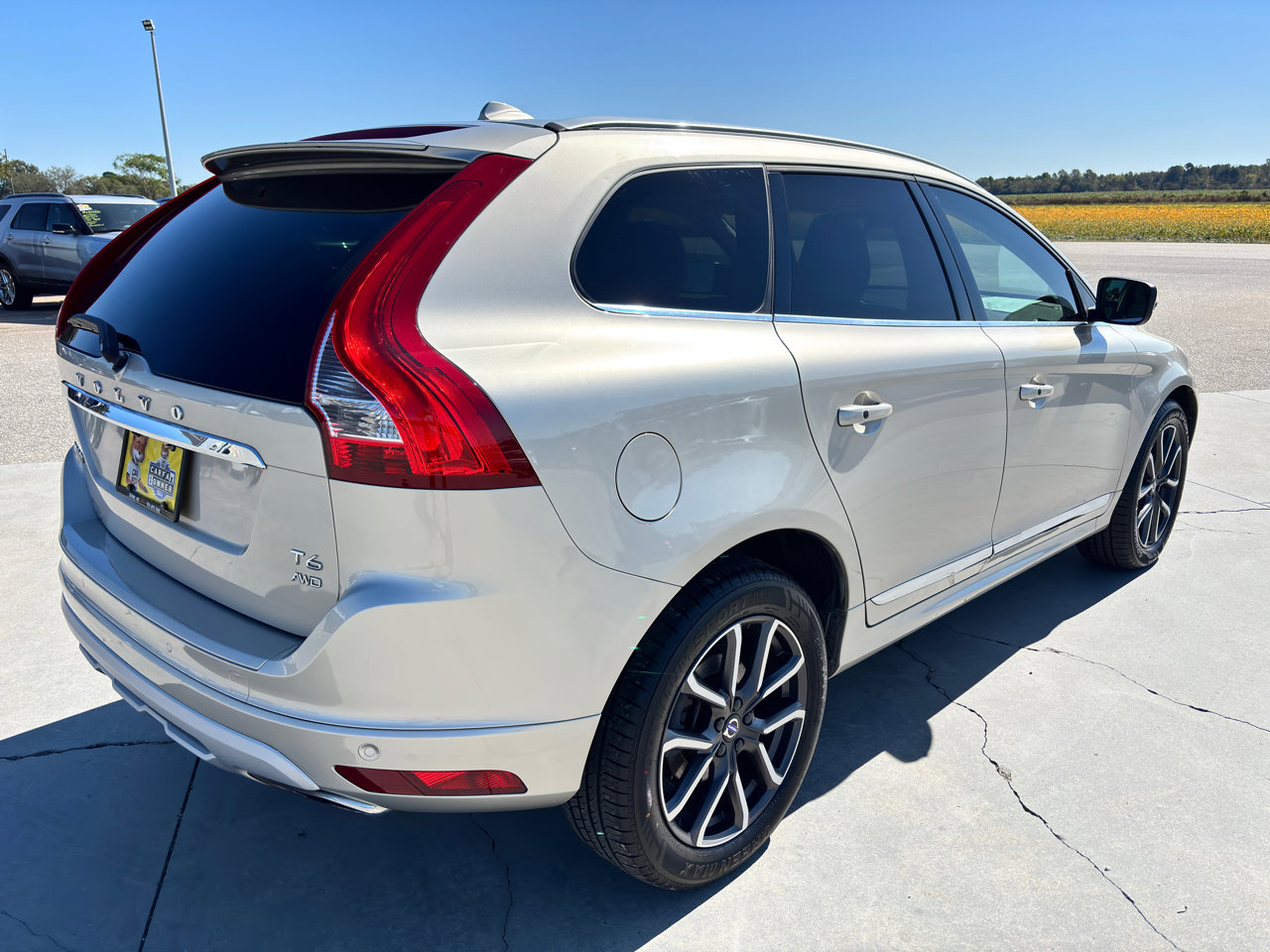 Used 2017 Volvo XC60 T6 Dynamic w/ Preferred Option Package AWD/4WD image 4