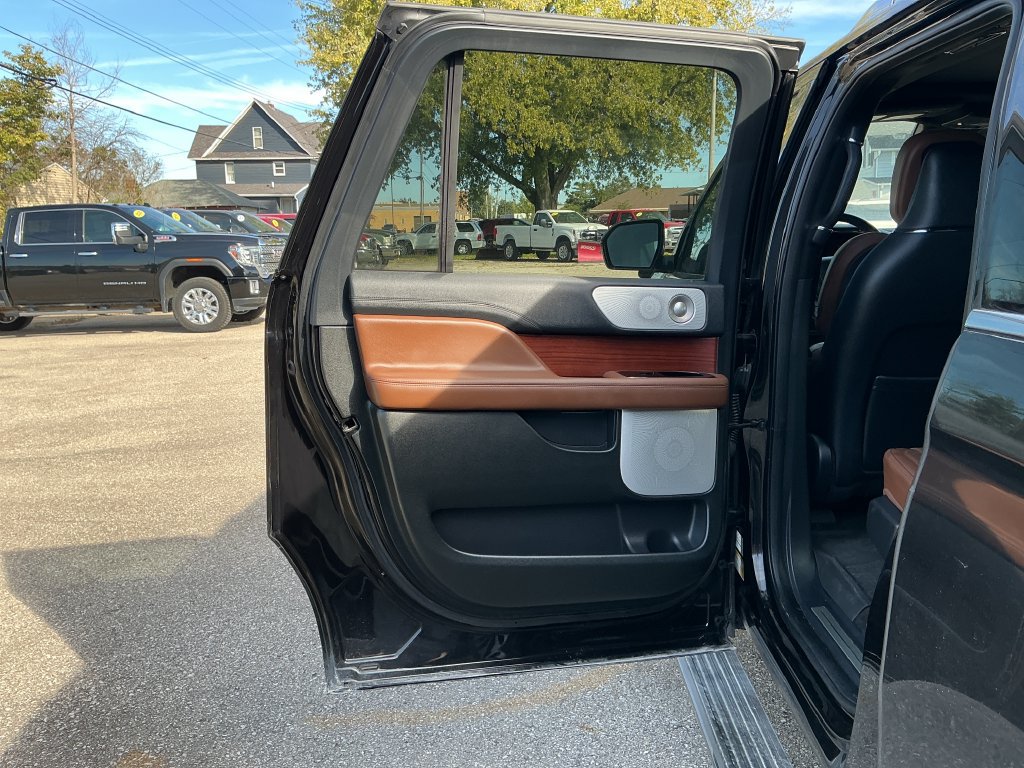 Used 2023 Lincoln Navigator L Reserve AWD/4WD image 17