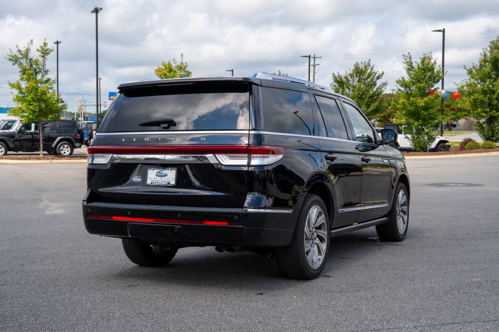 Used 2024 Lincoln Navigator Reserve AWD/4WD image 7