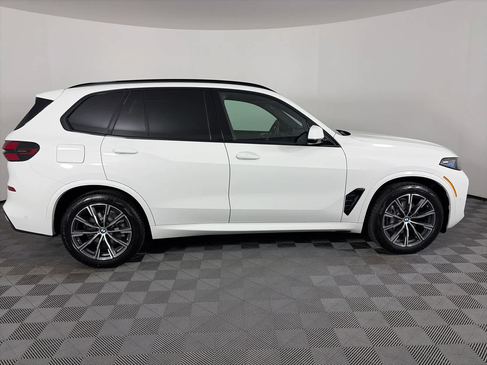 New 2026 BMW X5 sDrive40i w/ M Sport Package RWD image 5