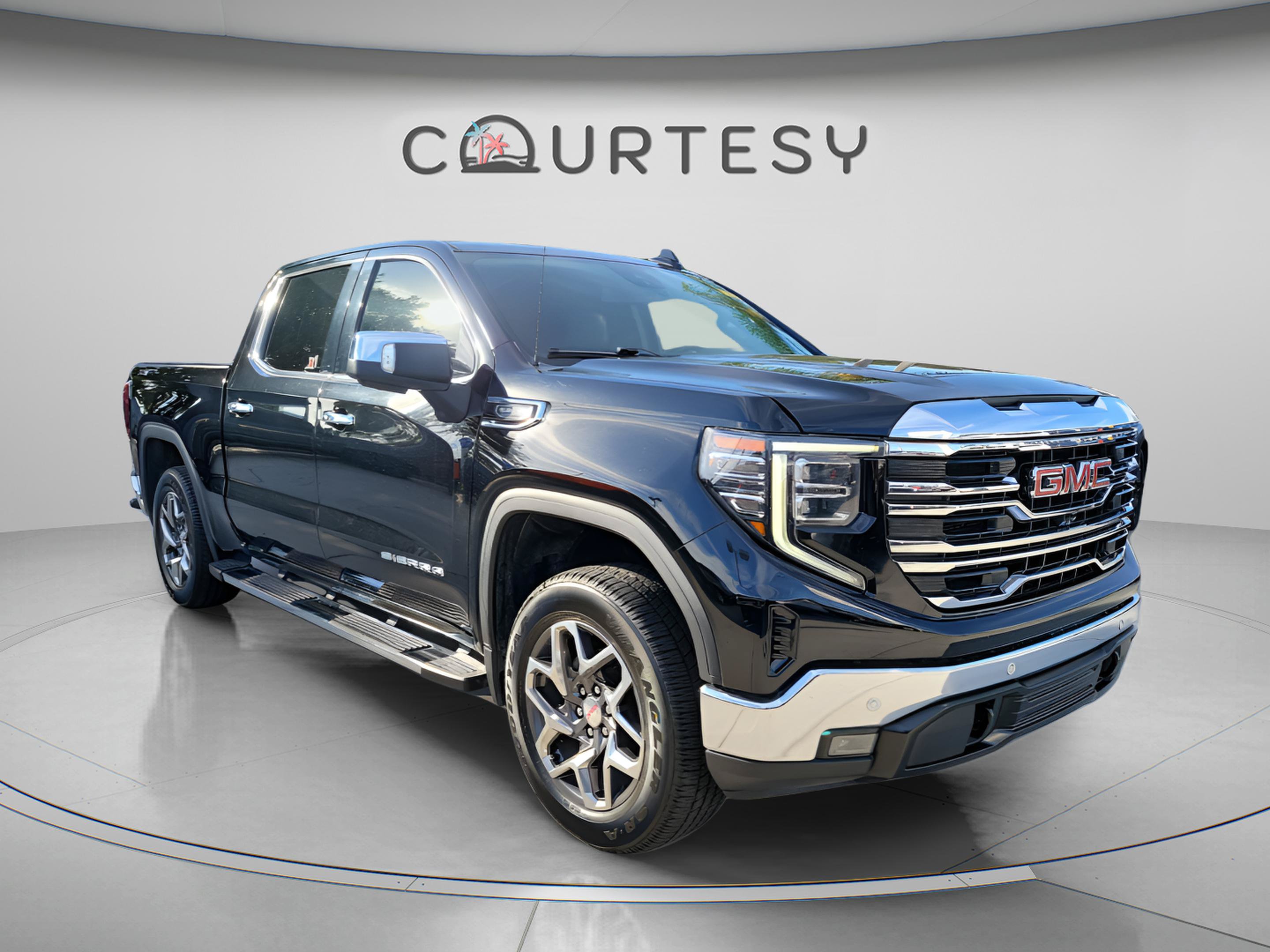 Used 2023 GMC Sierra 1500 SLT w/ SLT Premium Plus Package AWD/4WD image 4