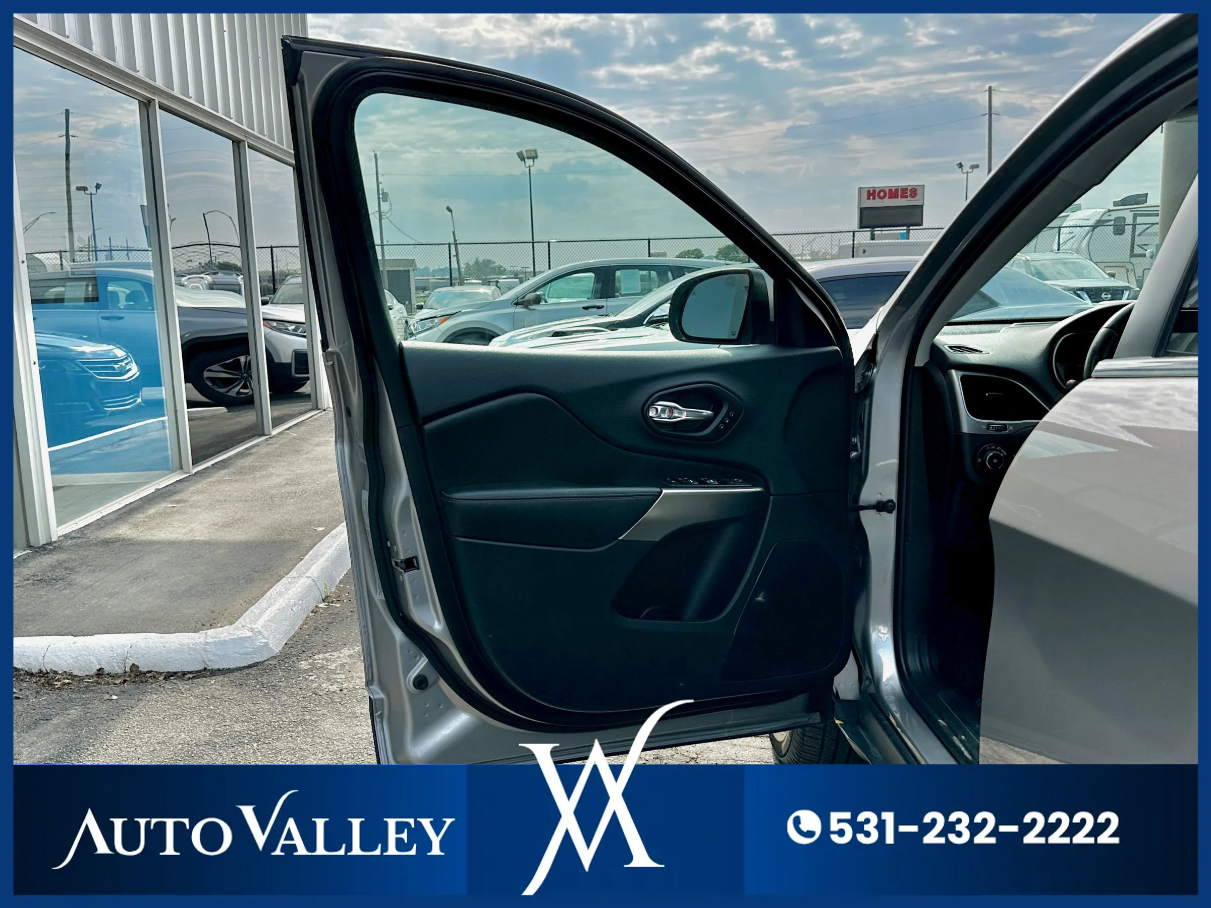 Used 2019 Jeep Cherokee Limited image 11