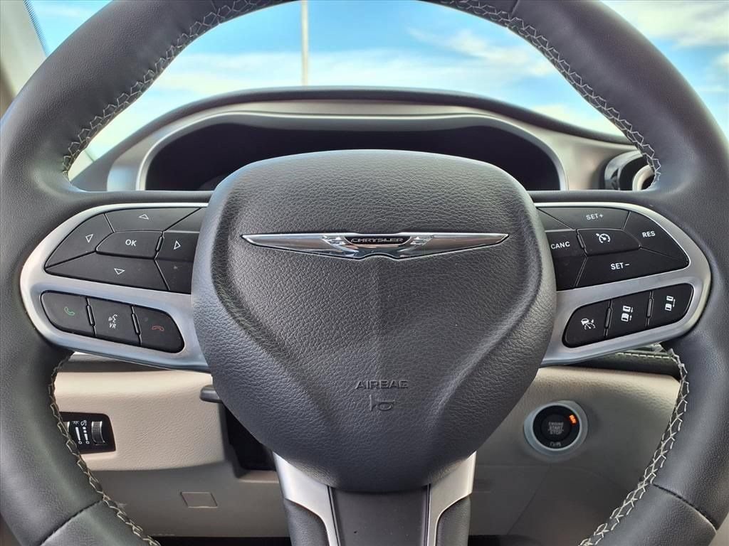 Used 2023 Chrysler Pacifica Touring-L FWD image 28