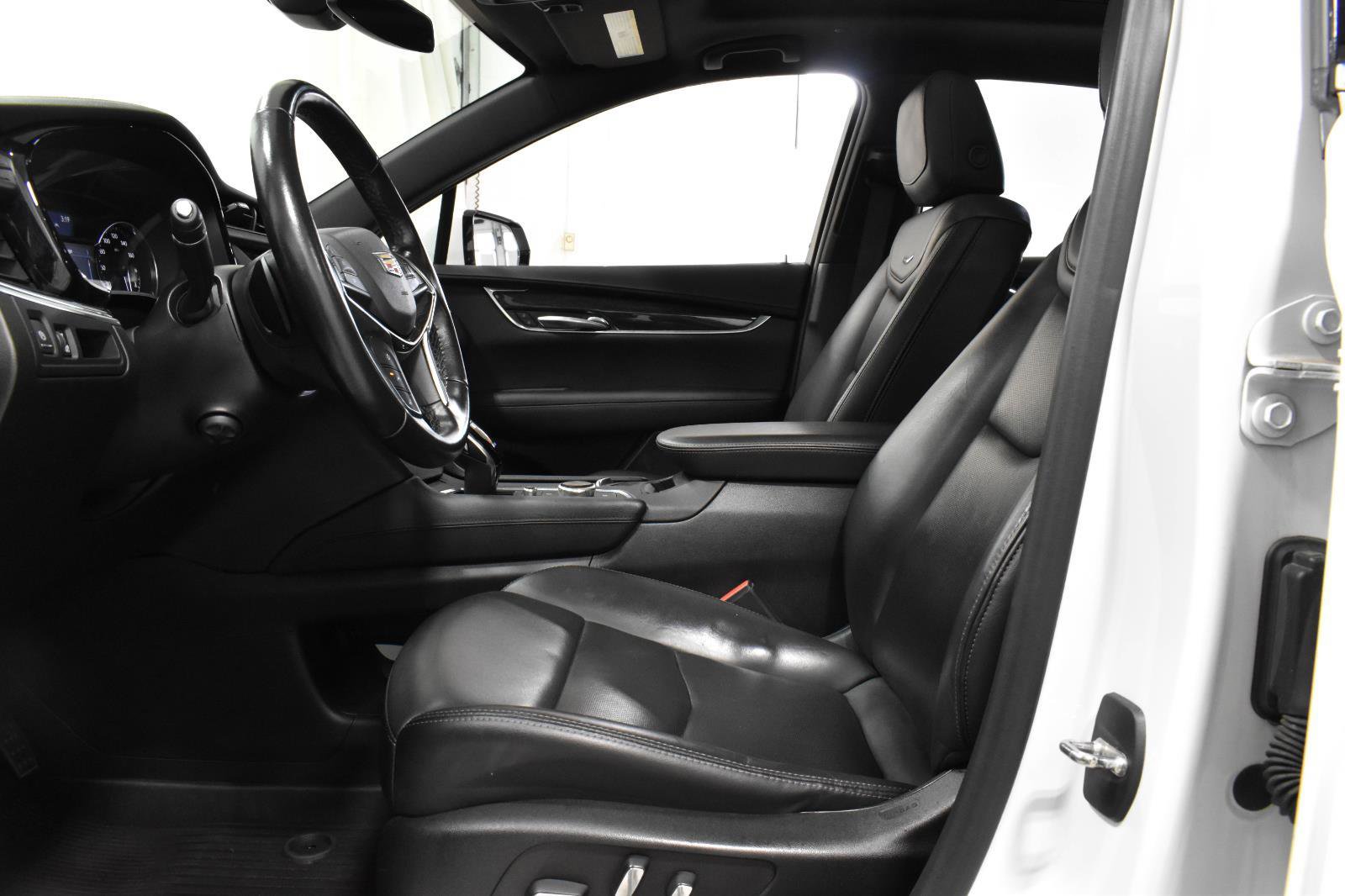 Certified 2022 Cadillac XT5 Premium Luxury w/ LPO, Floor Liner Package image 2