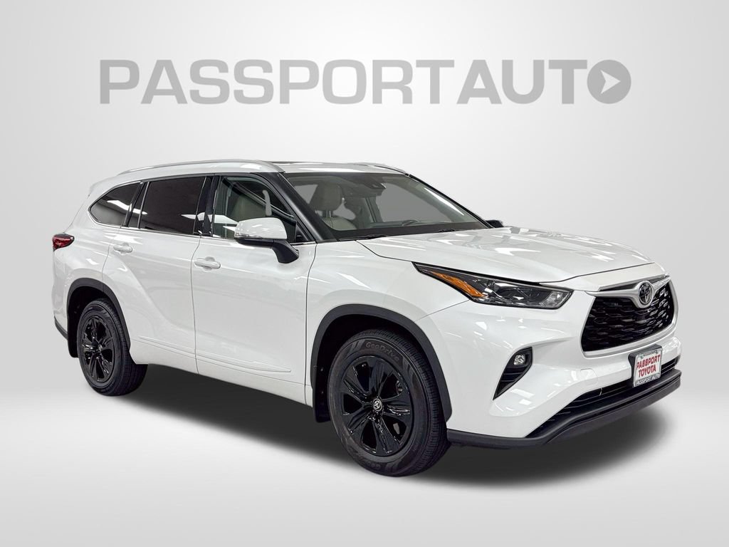 Used 2022 Toyota Highlander XLE AWD/4WD image 12