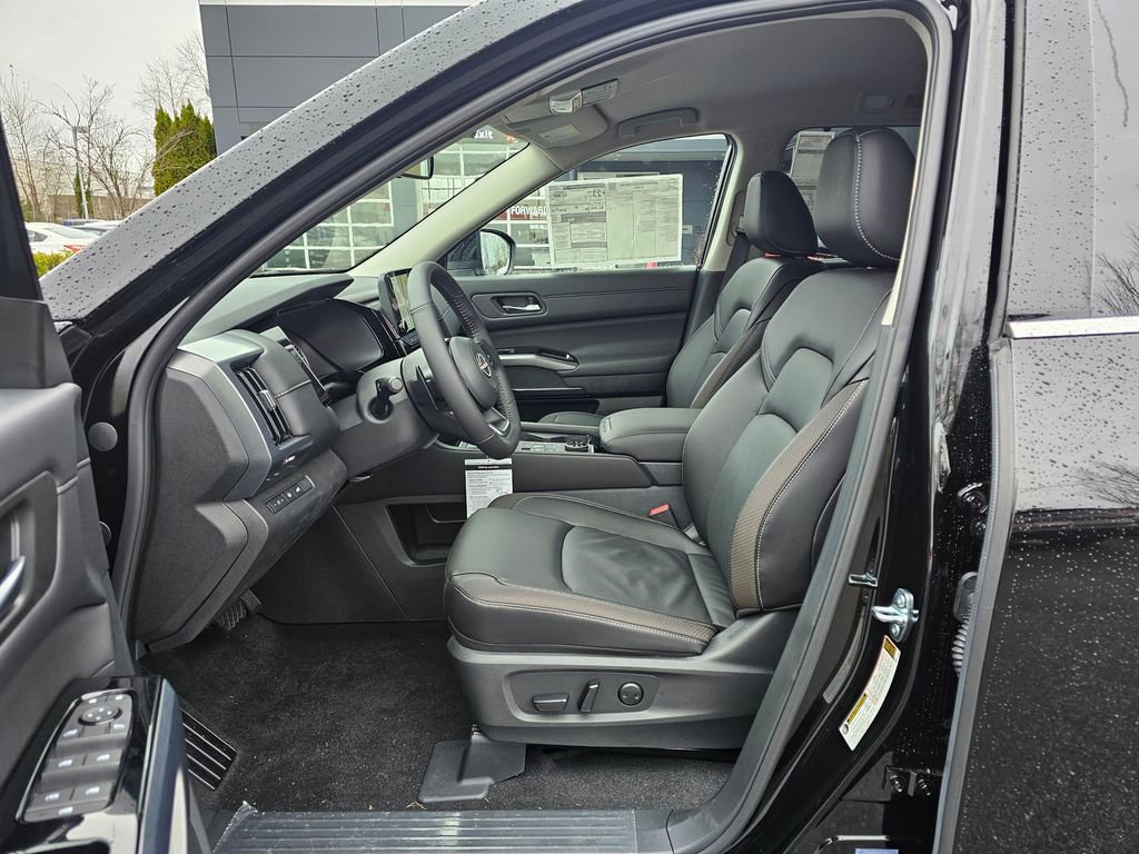 New 2025 Nissan Pathfinder SL image 16