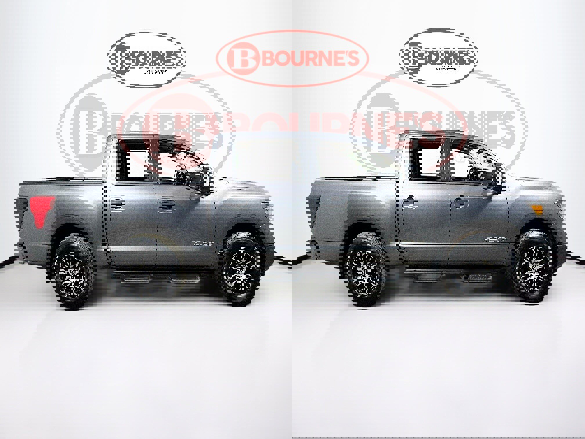 Used 2024 Nissan Titan SV w/ SV Convenience Package image 9