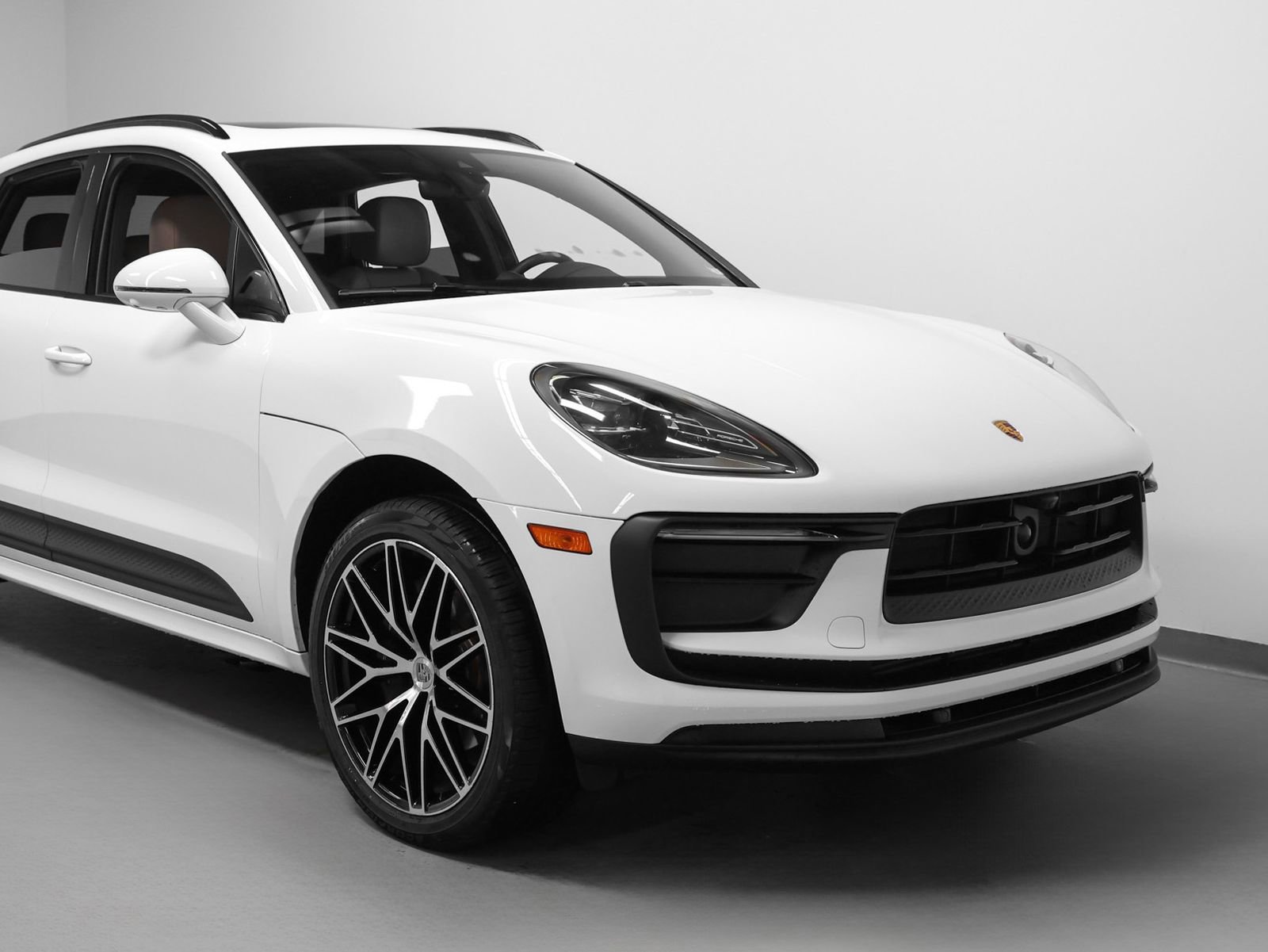 Certified 2023 Porsche Macan AWD/4WD image 9