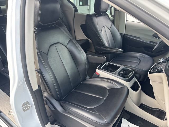 Used 2024 Chrysler Pacifica Touring-L image 8