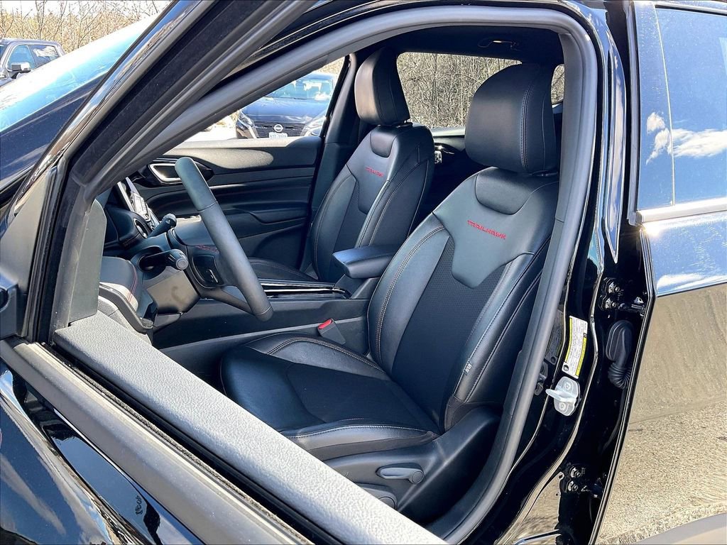 Used 2025 Jeep Compass Trailhawk image 9