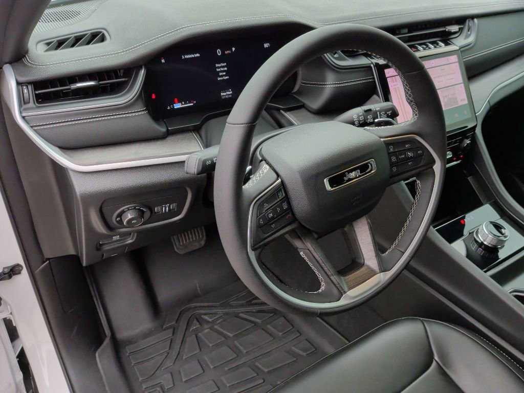 Used 2025 Jeep Grand Cherokee Limited w/ Black Appearance Package RWD image 14