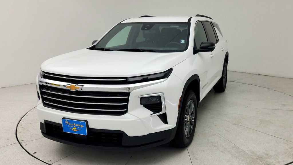 Used 2024 Chevrolet Traverse LT w/ Trailering Package image 2