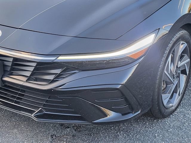 Used 2025 Hyundai Elantra Limited image 7