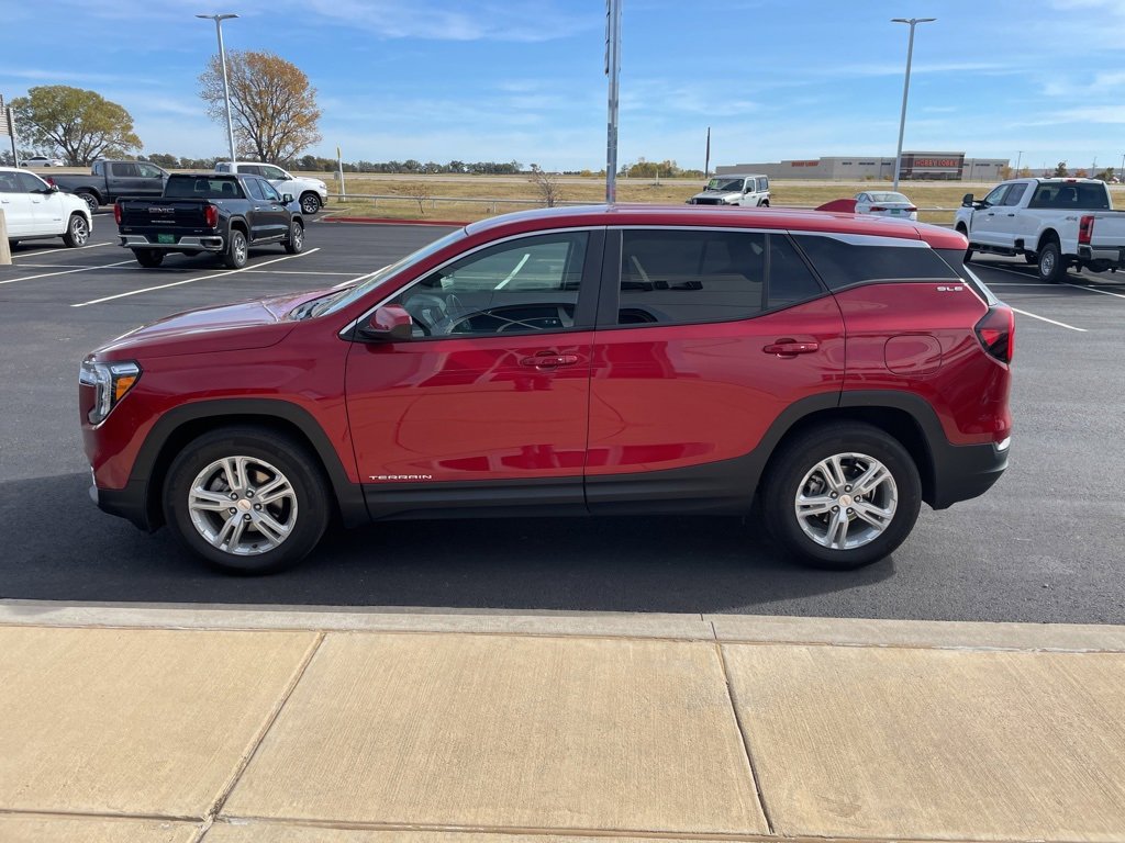 Used 2024 GMC Terrain SLE image 3