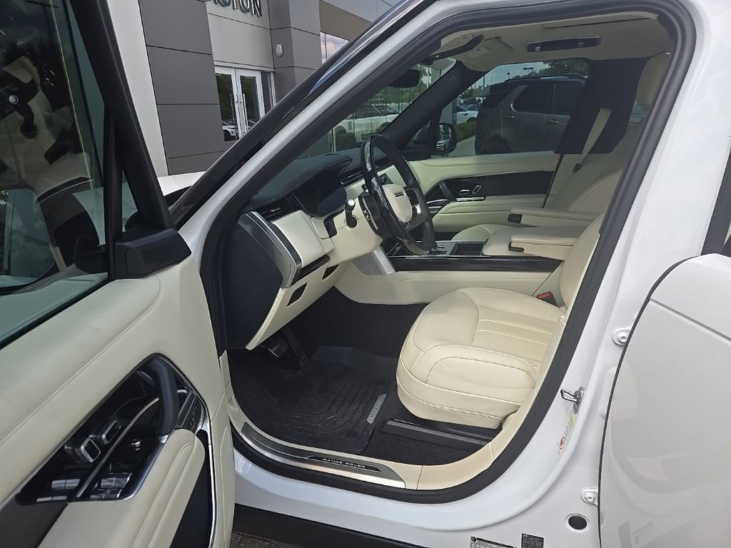 Certified 2025 Land Rover Range Rover SE AWD/4WD image 16