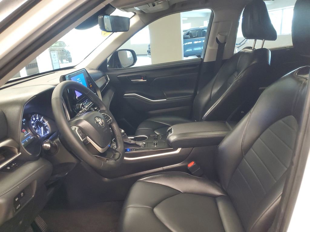 Used 2023 Toyota Highlander XLE image 16