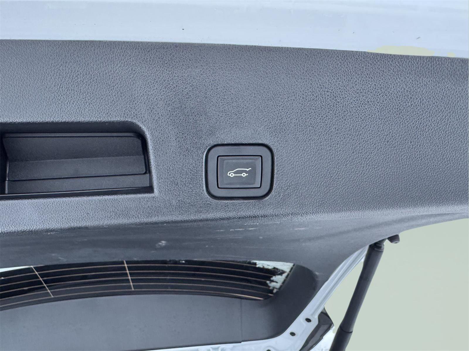 Used 2025 GMC Acadia Elevation image 12