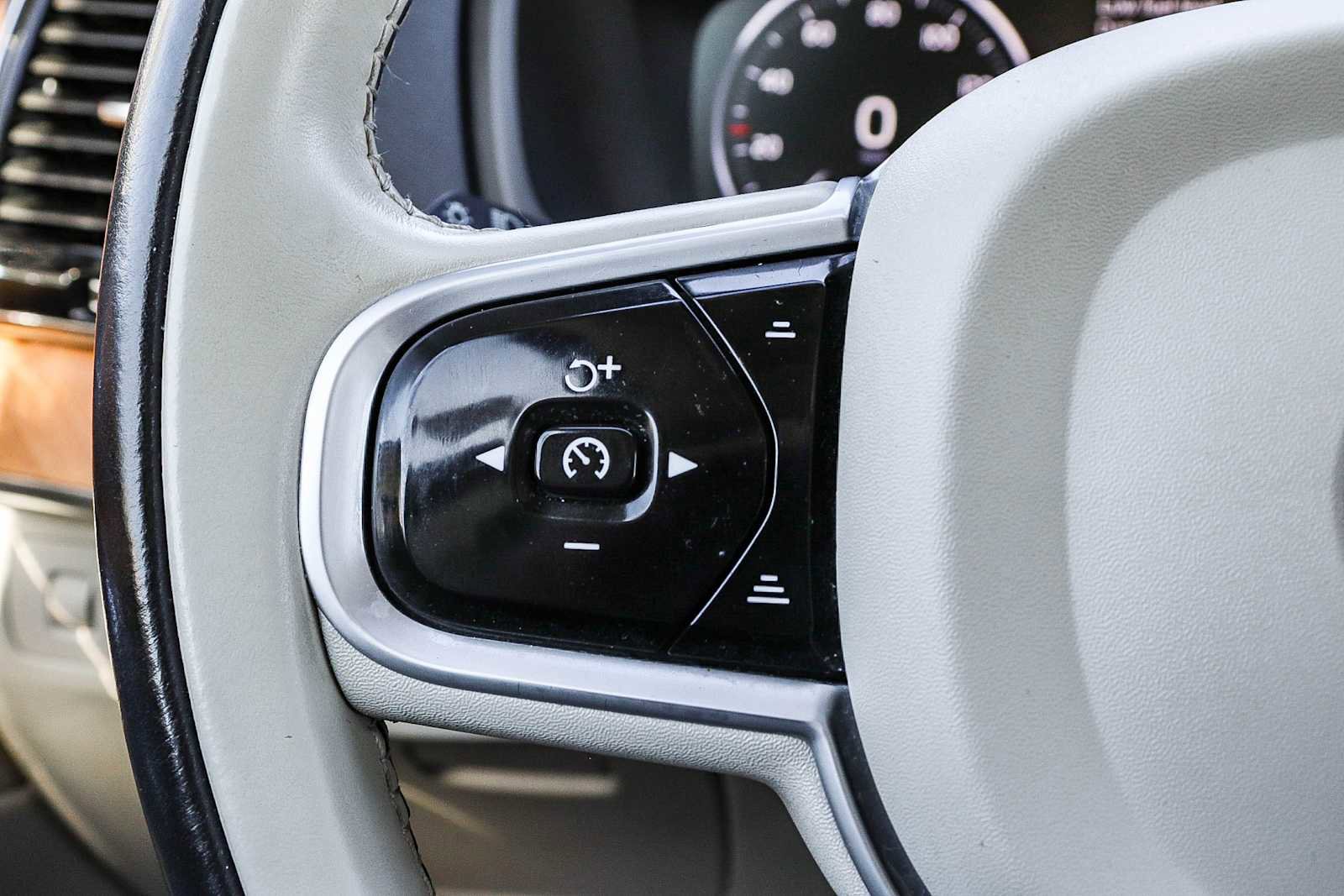 Used 2022 Volvo XC90 T8 Inscription Expression w/ Advanced Package image 31