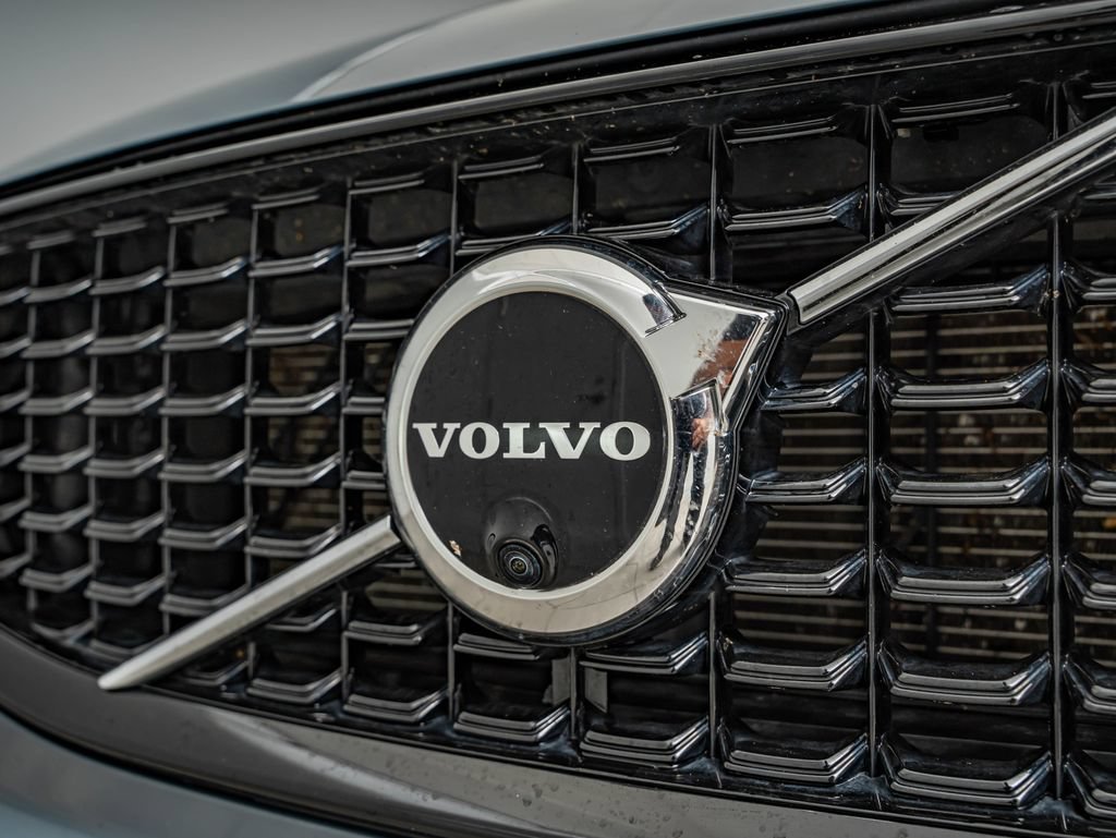Used 2022 Volvo XC60 B5 R-Design w/ Advanced Package AWD/4WD image 12