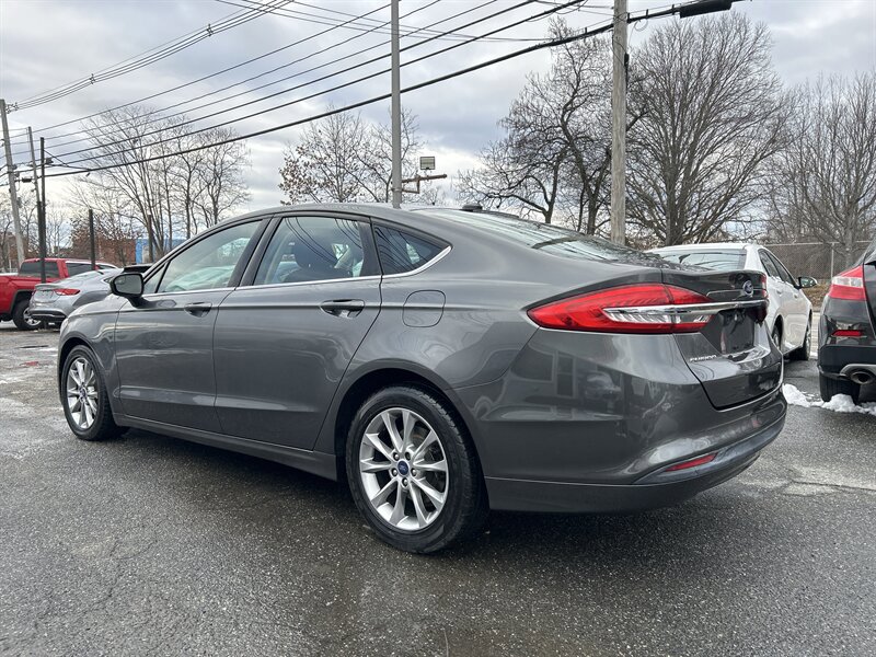 Used 2017 Ford Fusion SE image 6