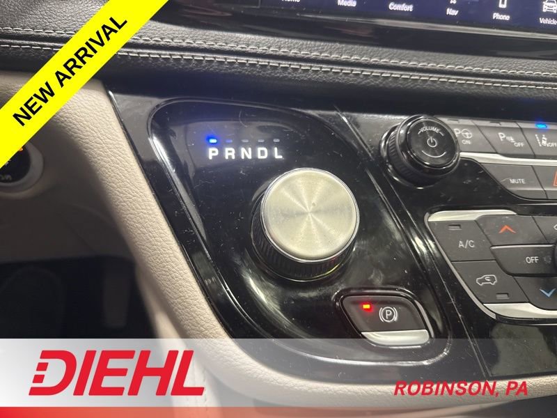 Used 2023 Chrysler Pacifica Limited w/ Uconnect Theater Family Group image 37