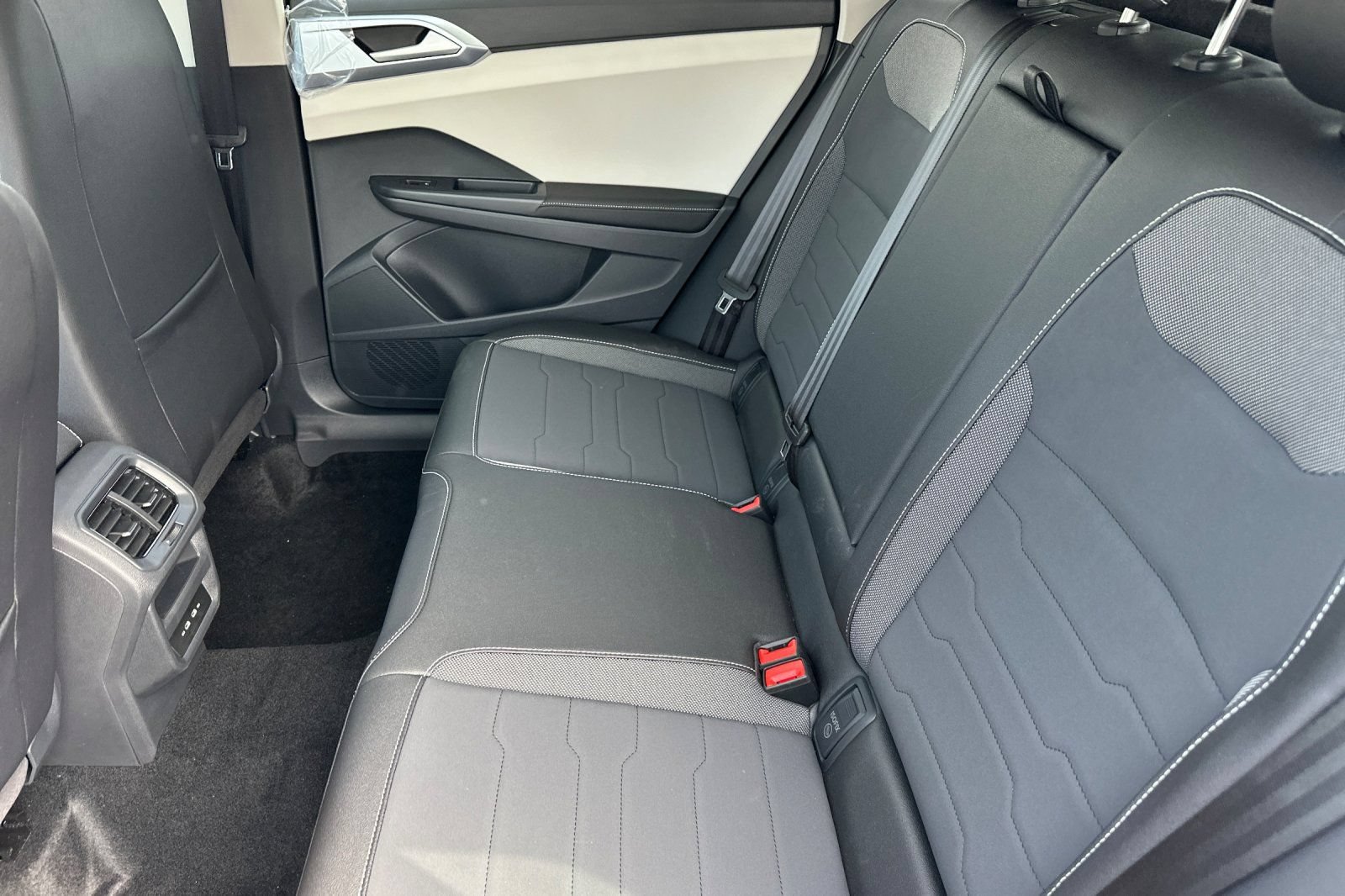 New 2026 Volkswagen Taos SE AWD/4WD image 12