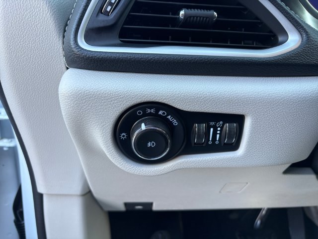 Used 2023 Chrysler Pacifica Touring-L FWD image 21