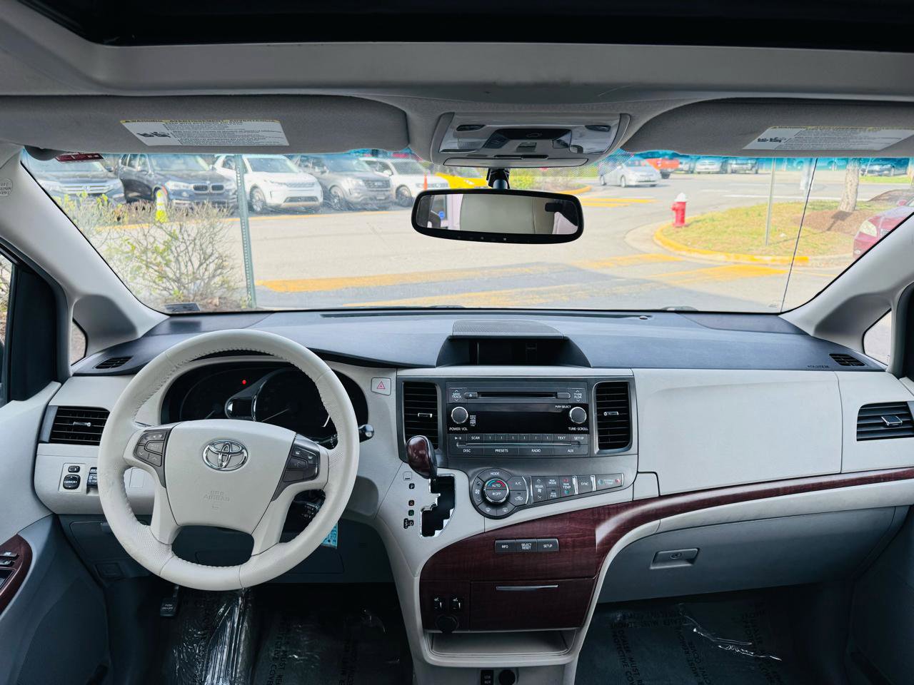 Used 2011 Toyota Sienna XLE image 19