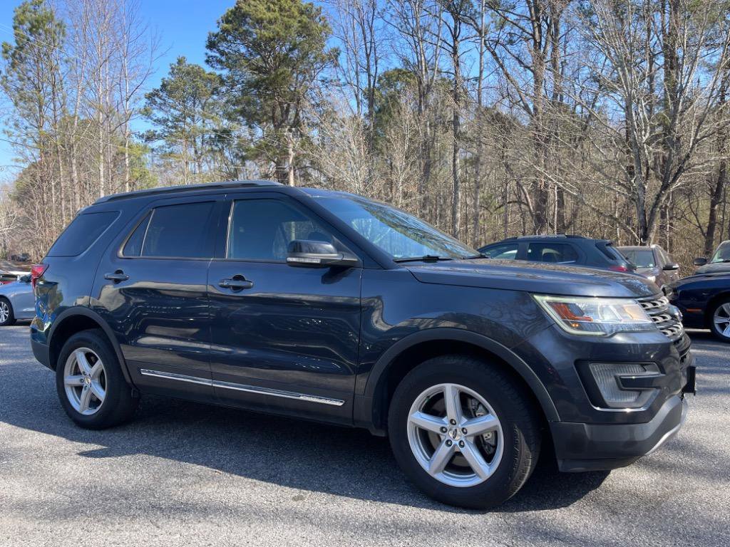 Used 2017 Ford Explorer XLT w/ Equipment Group 201A AWD/4WD image 10