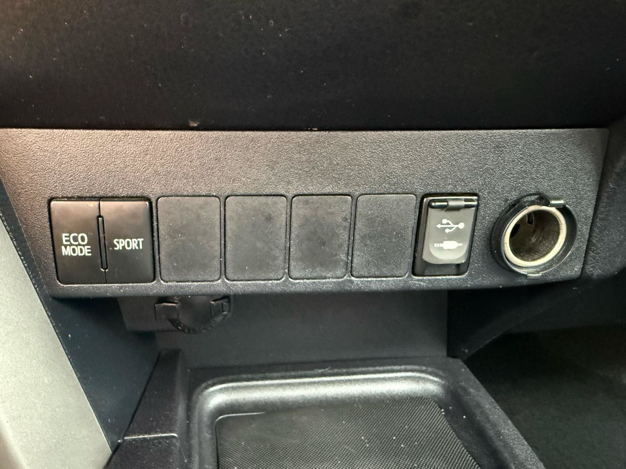 Used 2016 Toyota RAV4 XLE AWD/4WD image 30