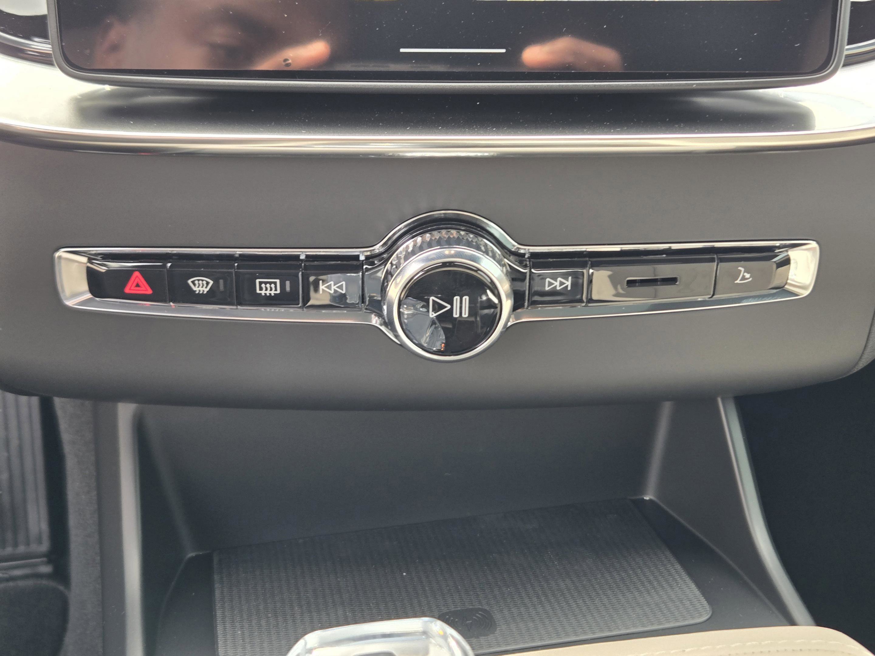 New 2026 Volvo XC90 B6 Plus w/ Protection Package Premier image 15