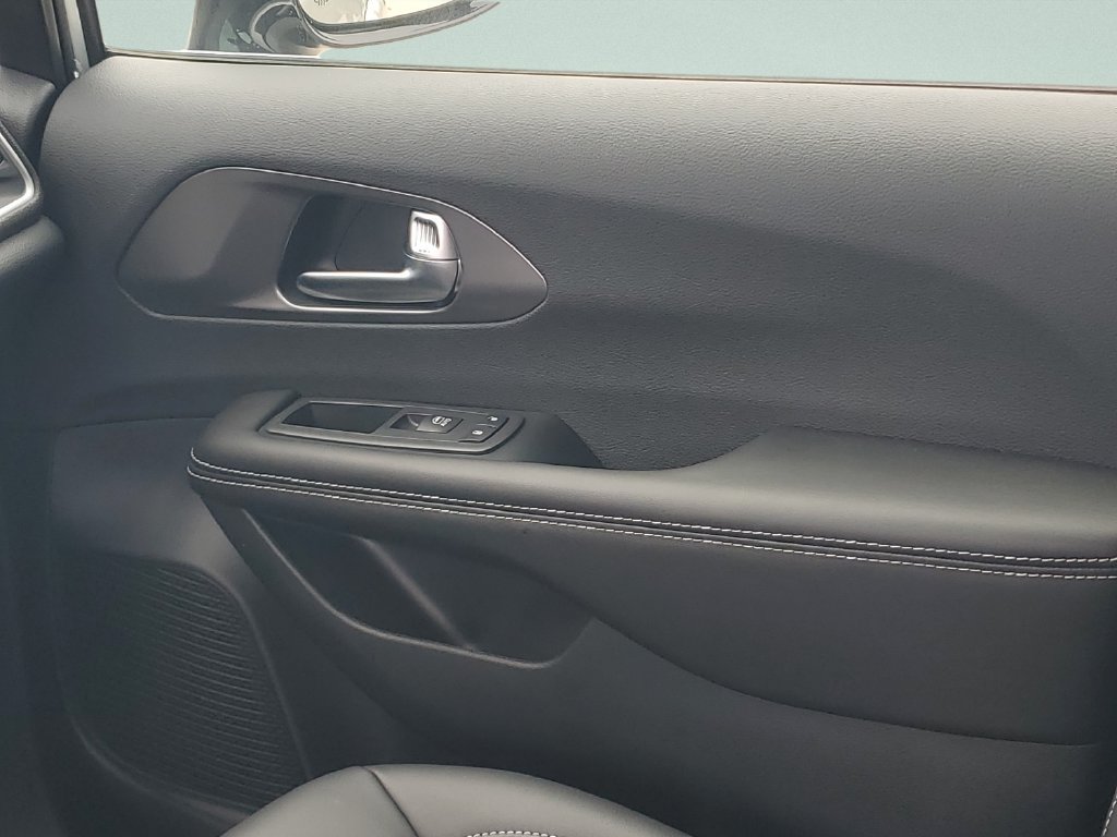 New 2026 Chrysler Pacifica Select FWD image 13