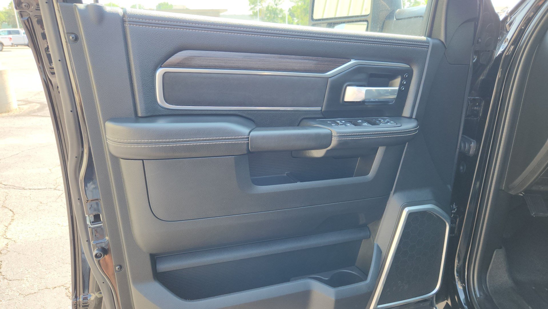 Used 2025 RAM 2500 Laramie AWD/4WD image 17