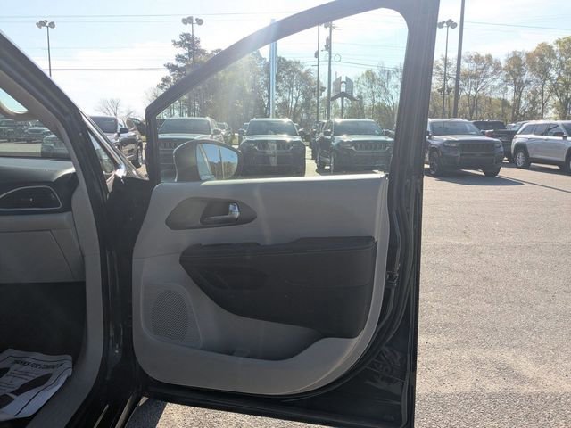 Used 2023 Chrysler Pacifica Touring-L image 34