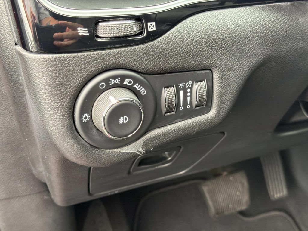 Used 2021 Jeep Cherokee Latitude Plus AWD/4WD image 25