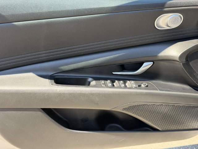 Used 2021 Hyundai Elantra Limited FWD image 16
