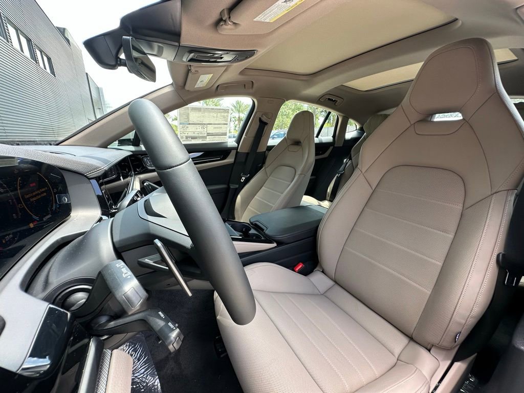 Used 2025 Porsche Panamera image 5