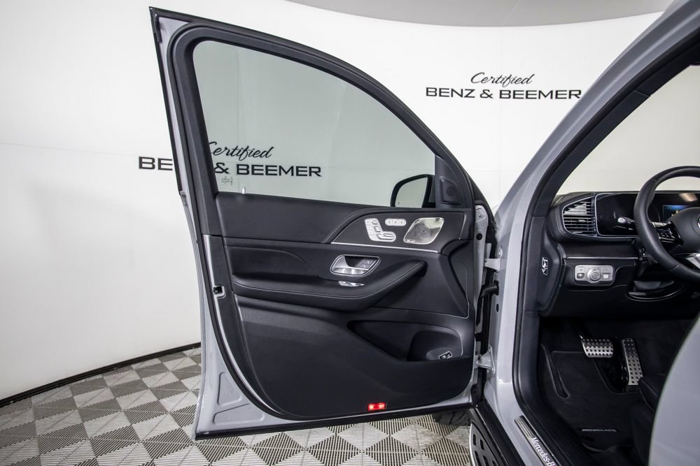 Used 2025 Mercedes-Benz GLS 580 4MATIC image 21